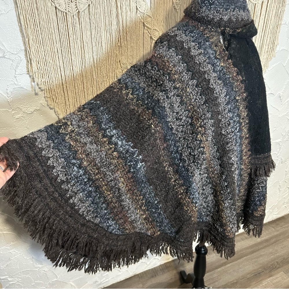 Vintage 1980s Oscar de la Renta Wool-Blend Shawl, Boho FringeWrap,Earth-Tones - Picture 6 of 16